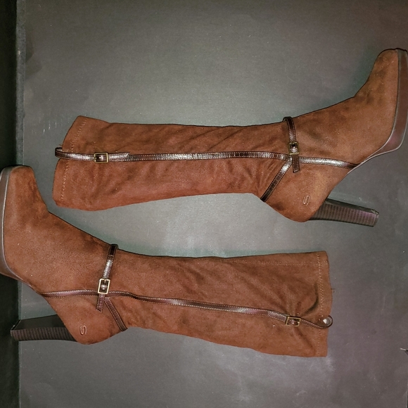 🤎Beautiful Brown Faux Suede Knee High Boots 🤎 - Picture 3 of 10